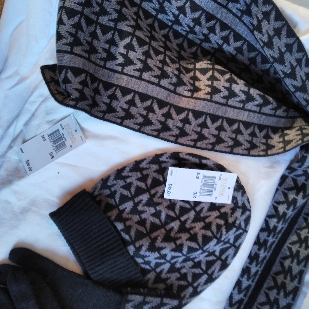 Michael Kors winter hat gloves and scarf set - Picture 6 of 8